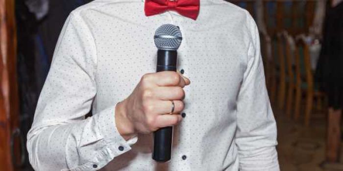 Người mệnh Đại Hải Thủy phù hợp với các công việc như phiên dịch viên, nhà ngoại giao, MC,...